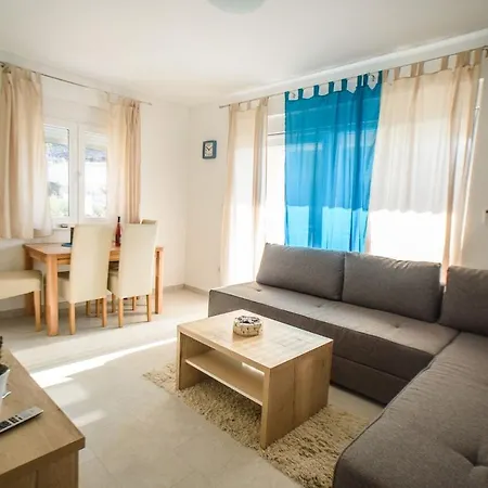 Lela Apartment *