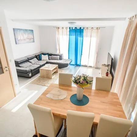 Apartament Lela
